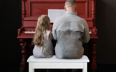 Los 3 mejores taburetes (bancos) para piano (Con Guía)